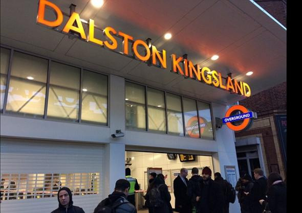 Συναγερμός στον σταθμό τρένων Dalston Kingsland στο Λονδίνο μετά από έκρηξη (upd)